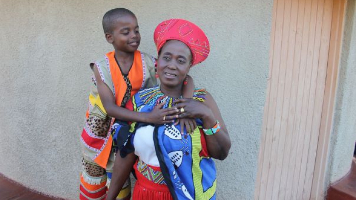 Saneie Masilela în vârstă de 9 ani și mireasa lui, Helen Shabangu, de 62 de ani, și-au unit destinele în fața a 100 de invitați