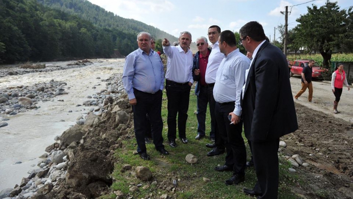 Victor Ponta, în vizită în zonele afectate de inundaţii