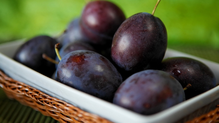 Beneficiile consumului de prune. Iată ce boli grave pot preveni
