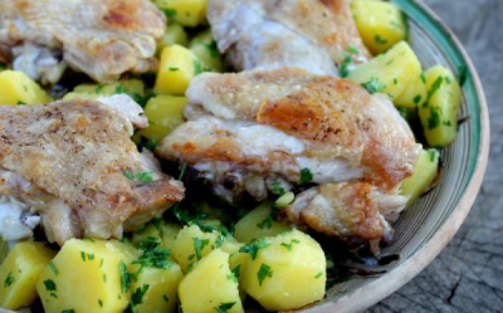 Pulpe de pui cu cartofi natur