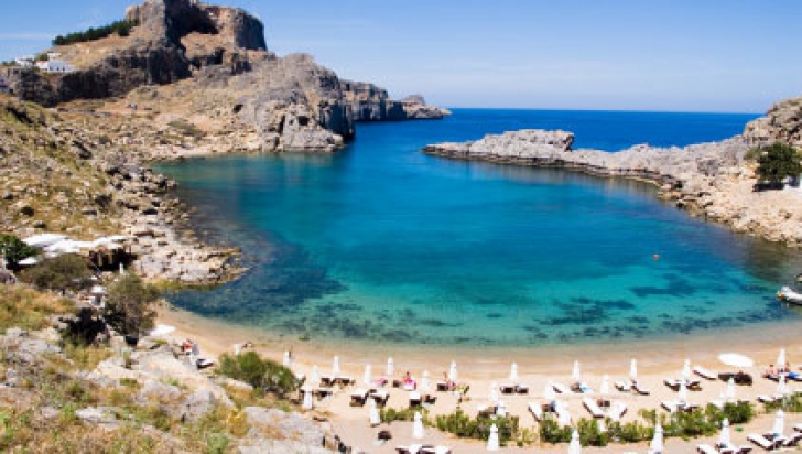 Sute de turiști au suferit după ce au mâncat în Grecia la un hotel de cinci stele 