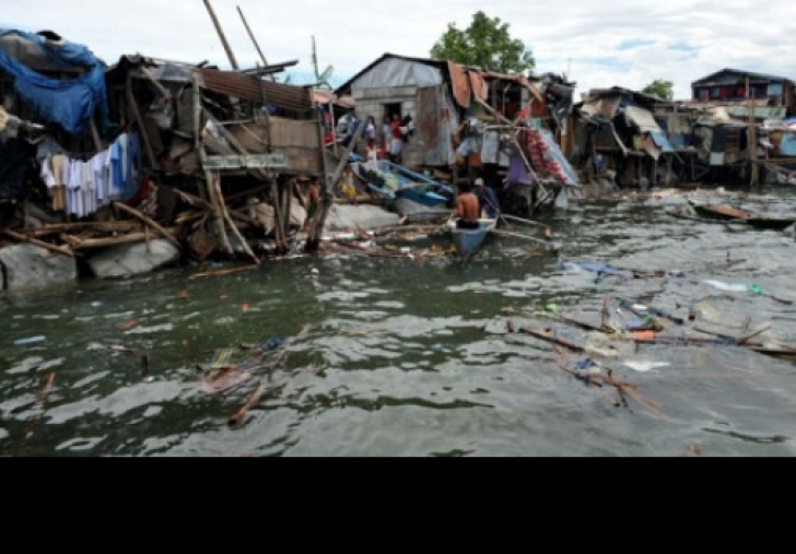 Cel puţin un mort şi sute de mii de persoane evacuate în Filipine, din cauza unui taifun