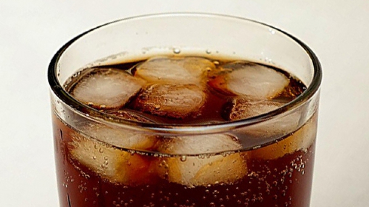Ce se întâmplă în corpul tău când bei UN SINGUR PAHAR de Cola?