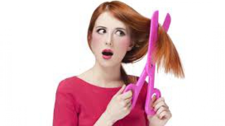 Cum să-ţi tai vârfurile ca să-ţi crească părul mai repede