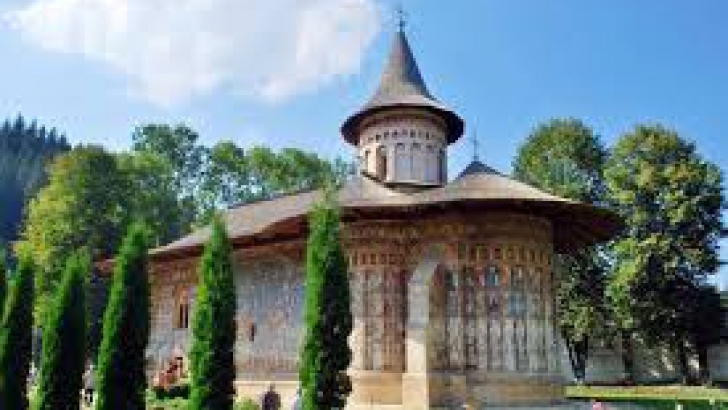  
Mănăstirea Voroneţ îi cucereşte pe francezi: Este o minune în mijlocul pădurii, un loc magic
