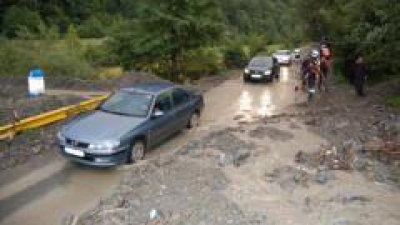 Călimănești-Căciulata inundată complet marți seara &icirc;n urma unei averse de ploaie