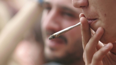 Doi tineri au murit după ce au fumat marijuana.