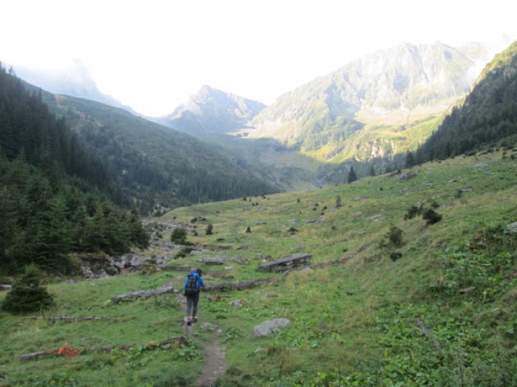 Peisajul mirific oferit de două dintre cele mai izolate vârfuri din România
