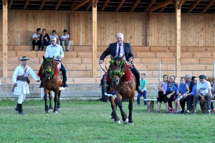 Vicepreşedintele PDL Ioan Oltean a călărit şi a ascuţit coasa la sărbătoarea unei comune bistriţene / Foto: Facebook.com