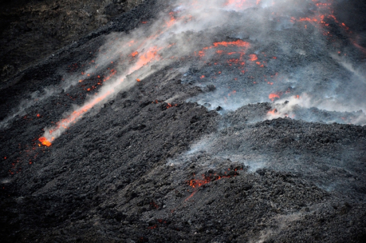 Vulcanul Stromboli a erupt, creând un spectacol coloristic pentru sute de turişti