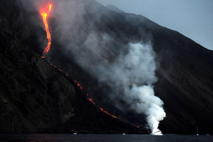 Vulcanul Stromboli a erupt, creând un spectacol coloristic pentru sute de turişti
