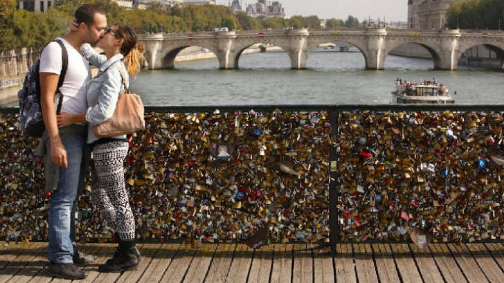 CAMPANIE INEDITĂ pentru salvarea podurilor iubirii din Paris. CE TREBUIE SĂ FACĂ ÎNDRĂGOSTIŢII