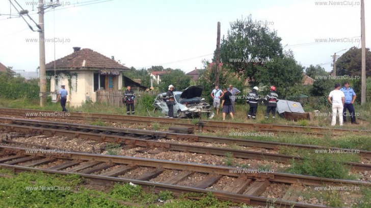 La un pas de TRAGEDIE! Un autoturism a fost SPULBERAT de un TREN, la Câmpia Turzii