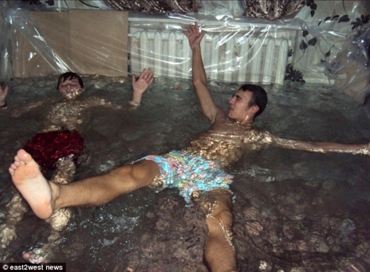 Cum se răcoresc ruşii, la 34 de grade, într-un apartament: au transformat sufrageria în piscină!