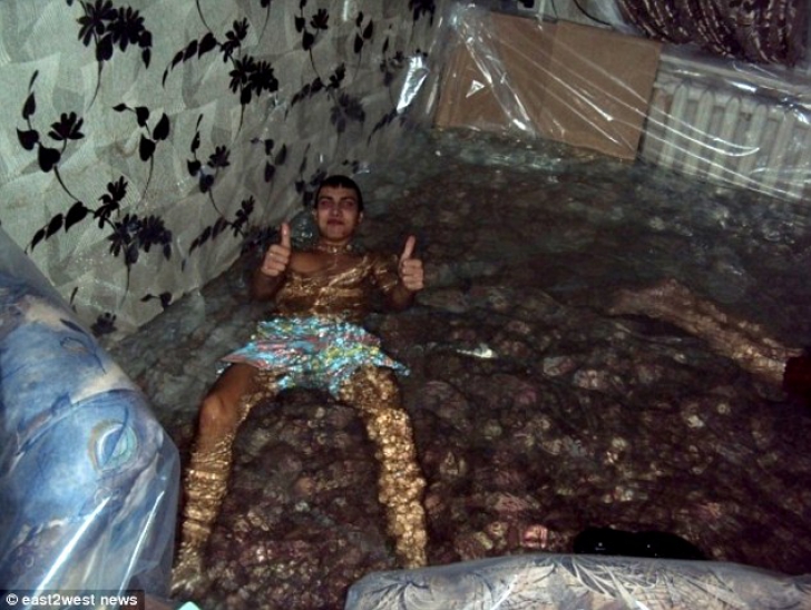 Cum se răcoresc ruşii, la 34 de grade, într-un apartament: au transformat sufrageria în piscină!