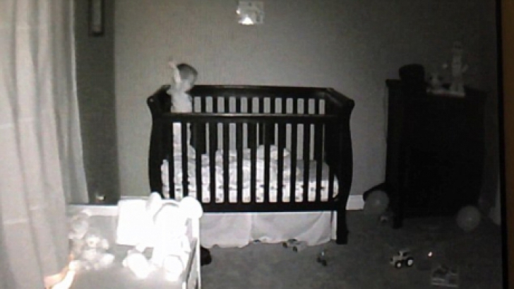 Au filmat somnul bebeluşului lor, iar ceea ce au descoperit i-a ULUIT. Ce făcea copilul