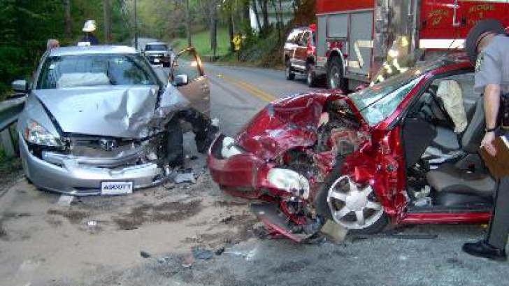 Un motociclist care a vrut să ajute victimele unui accident a fost BĂTUT şi ÎNJUNGHIAT de martori