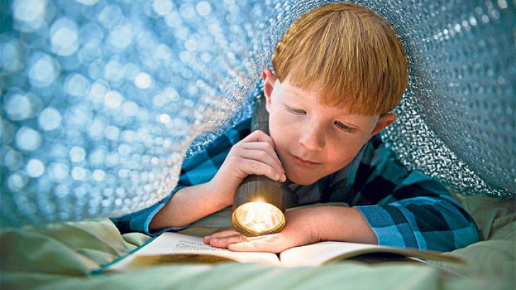 Zece sfaturi pentru a încuraja copiii să citească în vacanţă