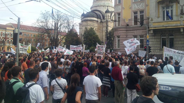 Protestele de la Bucureşti s-au extins şi la Cluj. România iese în stradă!