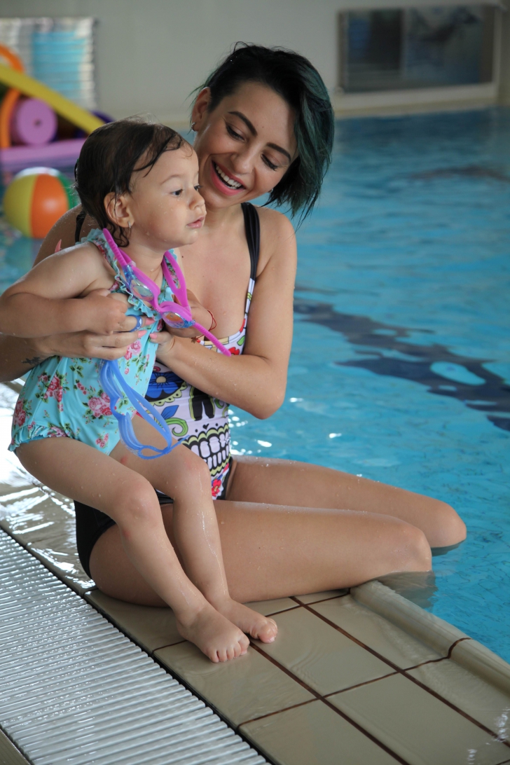 Cele mai frumoase poze cu Giulia si fetita ei! Vezi cum se joaca in apa!
