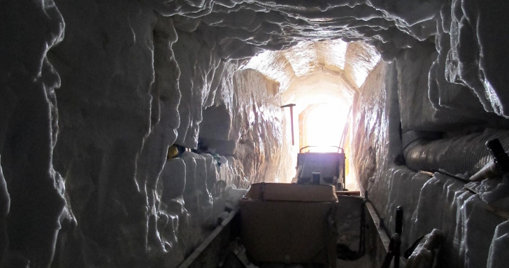 Cel mai mare tunel cu restaurante săpat într-un ghețar va fi deschis în 2015