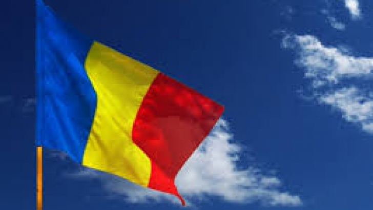 Un drapel al României de 150 metri, desfășurat la Izvoru Mureșului de participanții la Universitatea de Vară