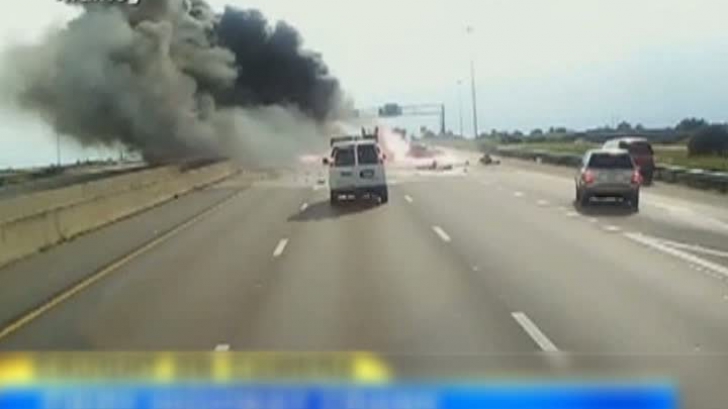 IMAGINI de coșmar pe autostradă! Un șofer a salvat două persoane din calea flăcărilor