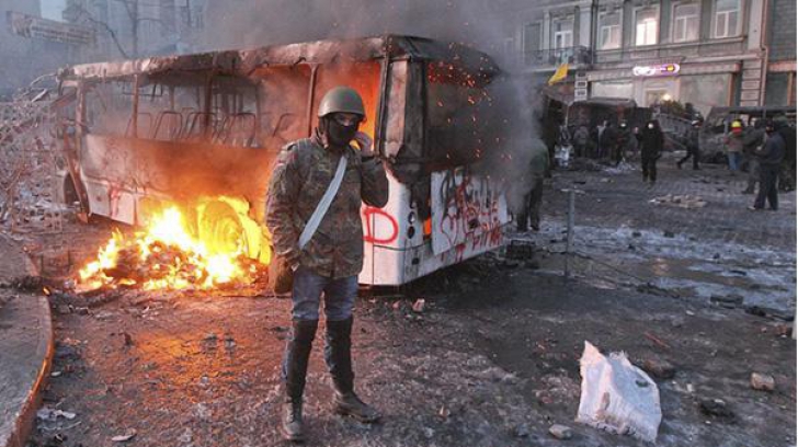 VIOLENŢE la Kiev: Autorităţile demontează baricadele şi corturile rămase în Piaţa Independenţei