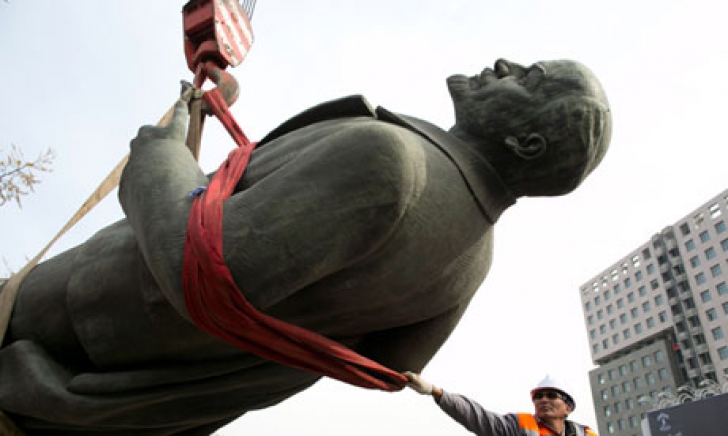 Statui gigantice cu Lenin, în toată lumea comunistă, din Mongolia, până la Berlin