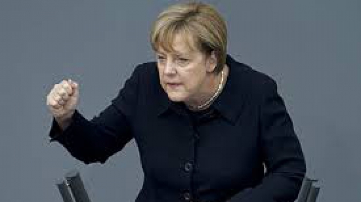 Angela Merkel surprinsă cu aceiaşi haină