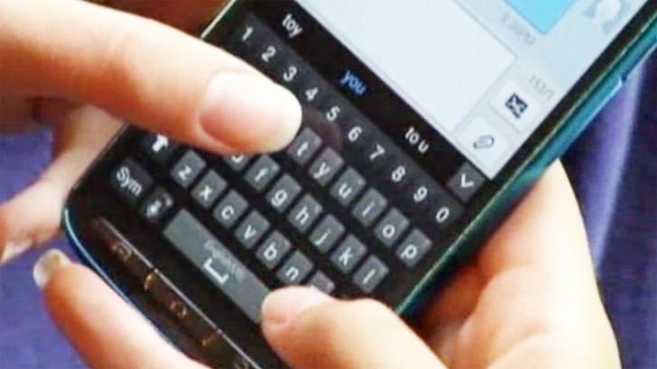 Medic: Tinerii ajung să aibă deformări la degete din cauza SMS-urilor trimise