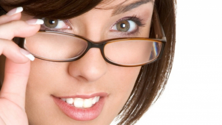 Un implant ocular minuscul ar putea elimina nevoia de a purta ochelari pentru lectură