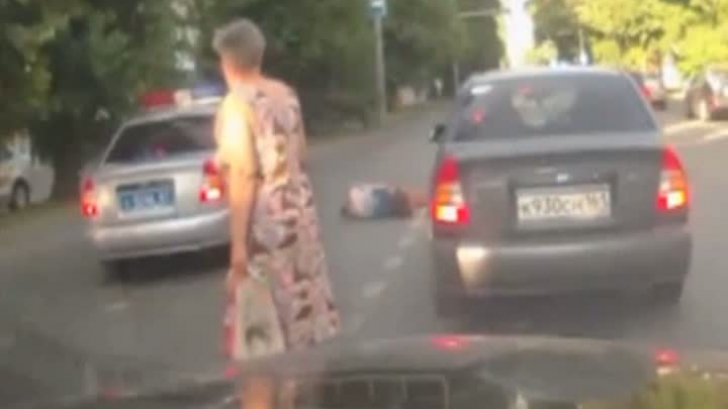 O tânără din Rusia a fost lovită de o maşină a poliţiei care circula pe contrasens