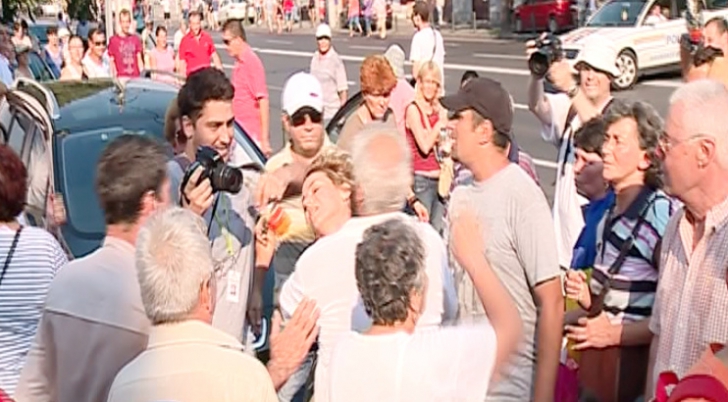 Jurnalista, îmbrâncită de pensionarii prezenţi la protestul Antenei 3