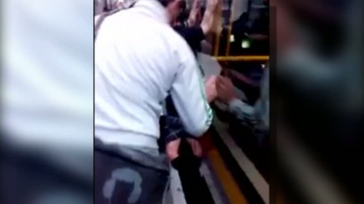 Zeci de pasageri au împins tramvaiul pentru ca aceasta să scape
