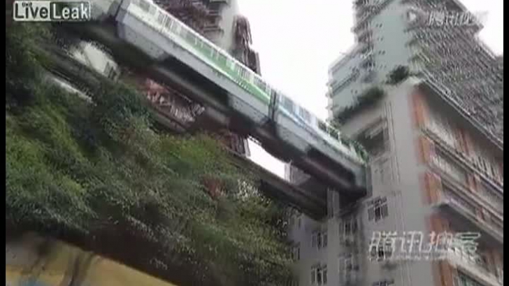 Trenul din China trece prin blocul de locuinţe