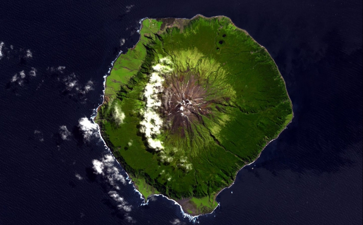 Cea mai izolată insulă din lume. Pe insulă locuiesc 80 de familii care au doar şapte nume