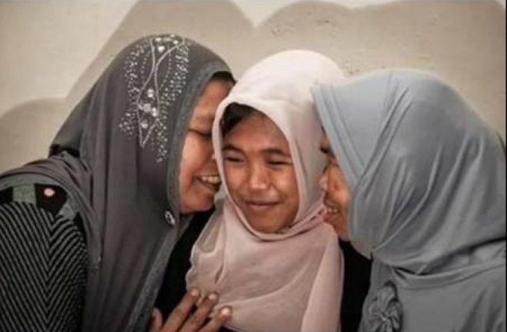 Emoționant: Doi indonezieni și-au regăsit fiica la zece ani de la tsunami