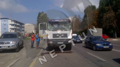 Microbuz de călători, lovit de o BETONIERĂ: 11 răniţi