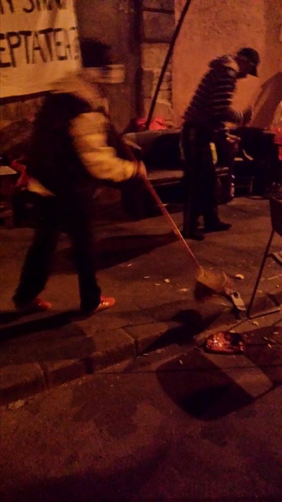 Oamenii locuiesc de c&acirc;teva zile &icirc;n stradă