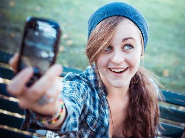 Mii de români s-au înscris la prima expoziție de selfie din lume
