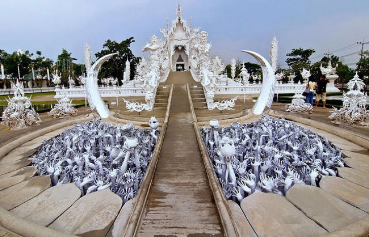 Templul Alb din Thailanda pare desprins dintr-o poveste