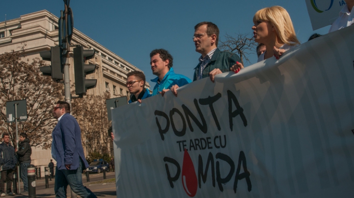 Mesaje ANTI-PONTA la marșul PMP: "Ponta pentru noi este Ceaușescu doi"