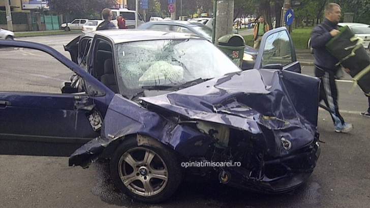 IMPACT VIOLENT între un BMW şi o dubiţă: doi răniţi / Foto: opiniatimisoarei.ro