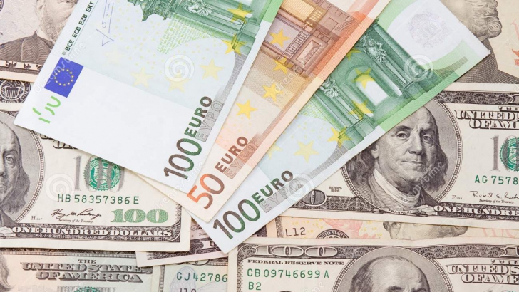 Euro a scăzut la MINIMUL ULTIMILOR DOI ANI faţă de dolar