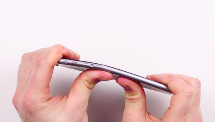 Agonia Apple: trece la măsuri extreme pentru a arăta că iPhone 6 Plus NU SE ÎNDOAIE 
