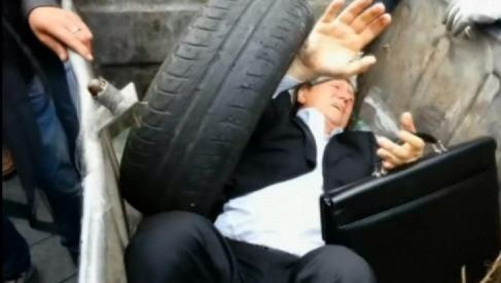 Ucrainenii îi aruncă pe POLITICIENI în tomberoane de GUNOI