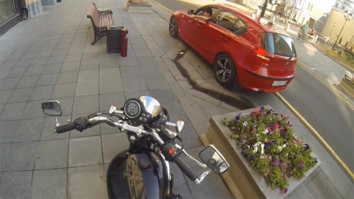 Răzbunarea motociclistei pe şoferii care aruncă gunoaie pe jos