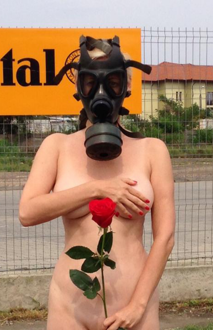 O soprană din Timişoara s-a fotografiat nud şi cu o mască de gaze pe faţă 