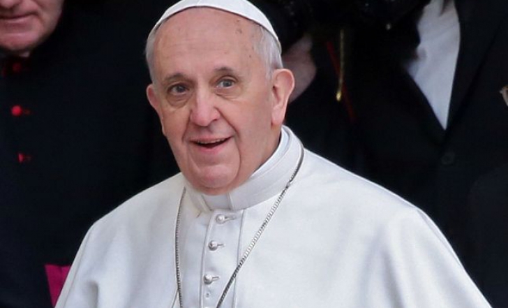 Papa Francisc efectuează prima vizită într-o țară europeană 
